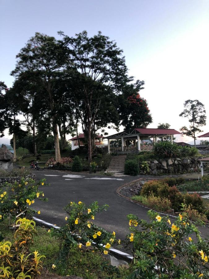 A Spacious Tropical 4 Bedrooms With Bathrooms Villa Marion Tomohon With The View Of Gunung Lokon 외부 사진