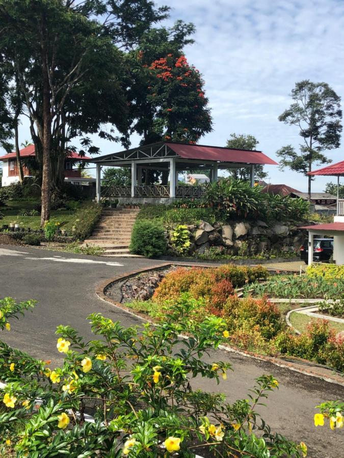 A Spacious Tropical 4 Bedrooms With Bathrooms Villa Marion Tomohon With The View Of Gunung Lokon 외부 사진