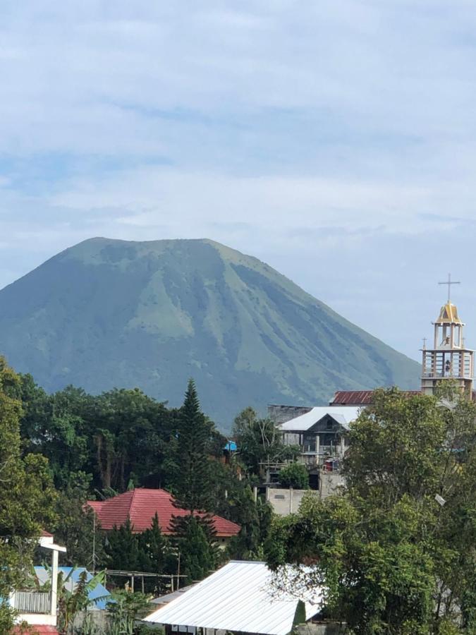 A Spacious Tropical 4 Bedrooms With Bathrooms Villa Marion Tomohon With The View Of Gunung Lokon 외부 사진