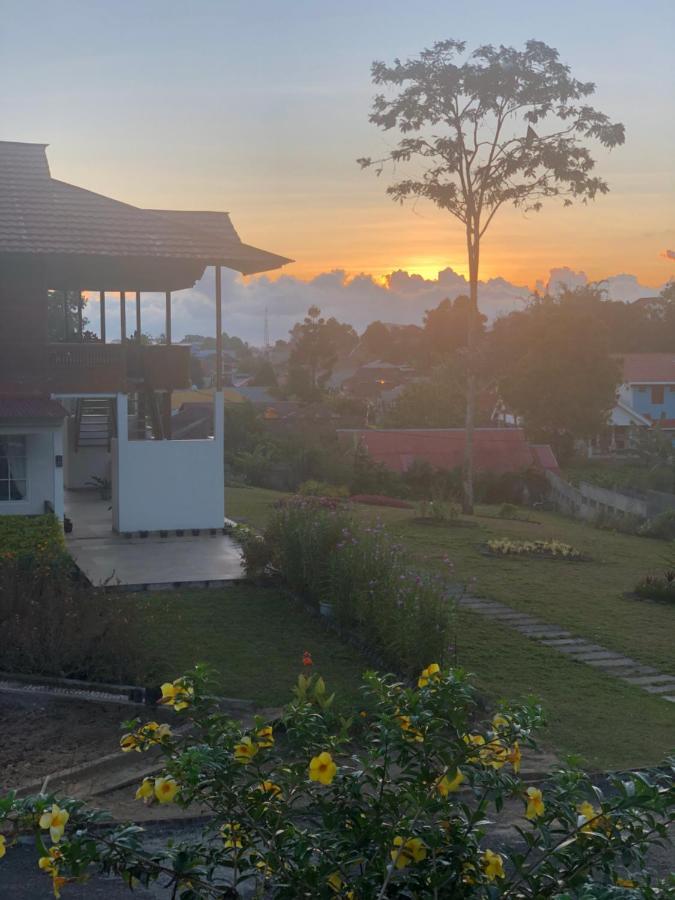 A Spacious Tropical 4 Bedrooms With Bathrooms Villa Marion Tomohon With The View Of Gunung Lokon 외부 사진