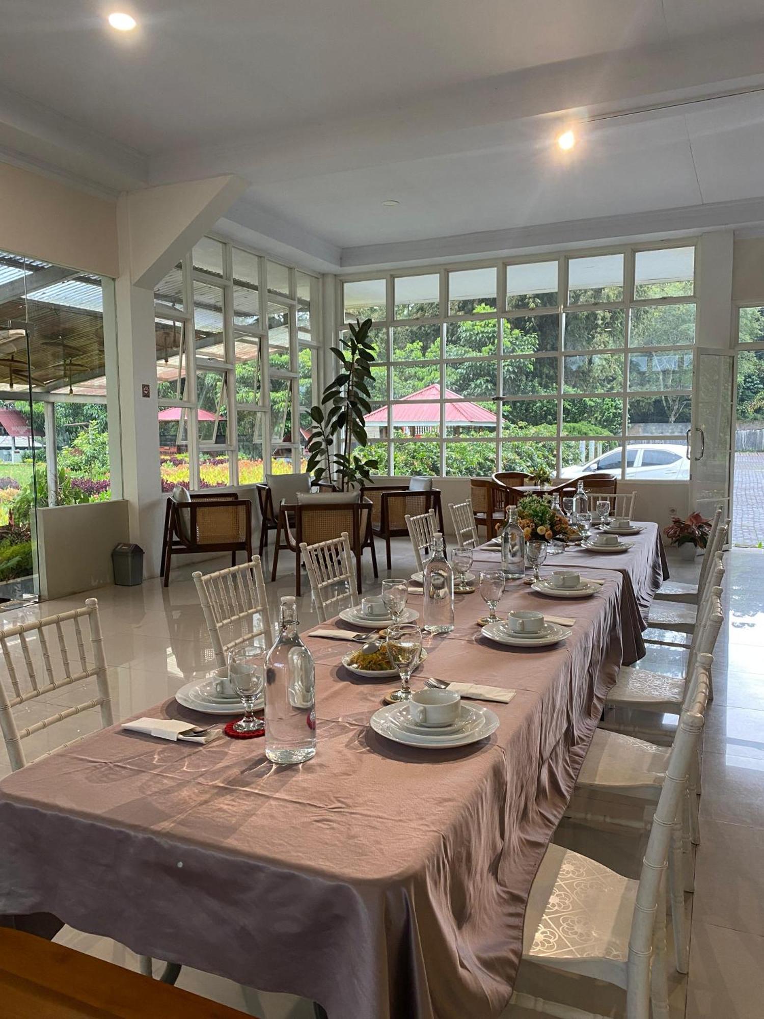 A Spacious Tropical 4 Bedrooms With Bathrooms Villa Marion Tomohon With The View Of Gunung Lokon 외부 사진