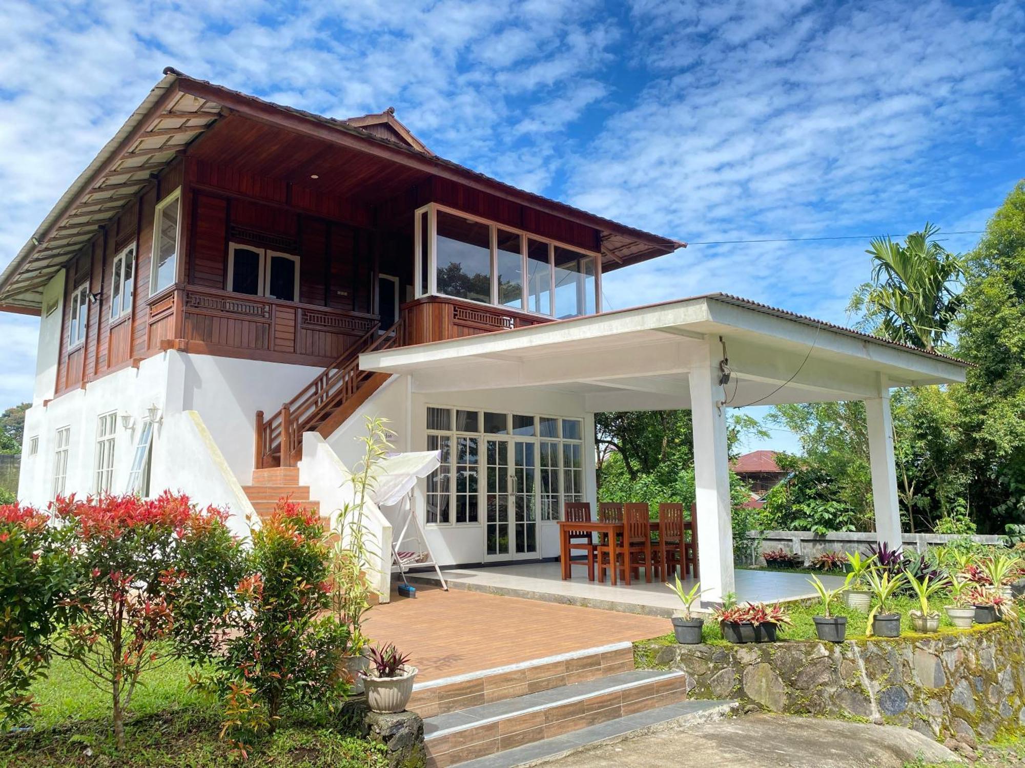 A Spacious Tropical 4 Bedrooms With Bathrooms Villa Marion Tomohon With The View Of Gunung Lokon 외부 사진